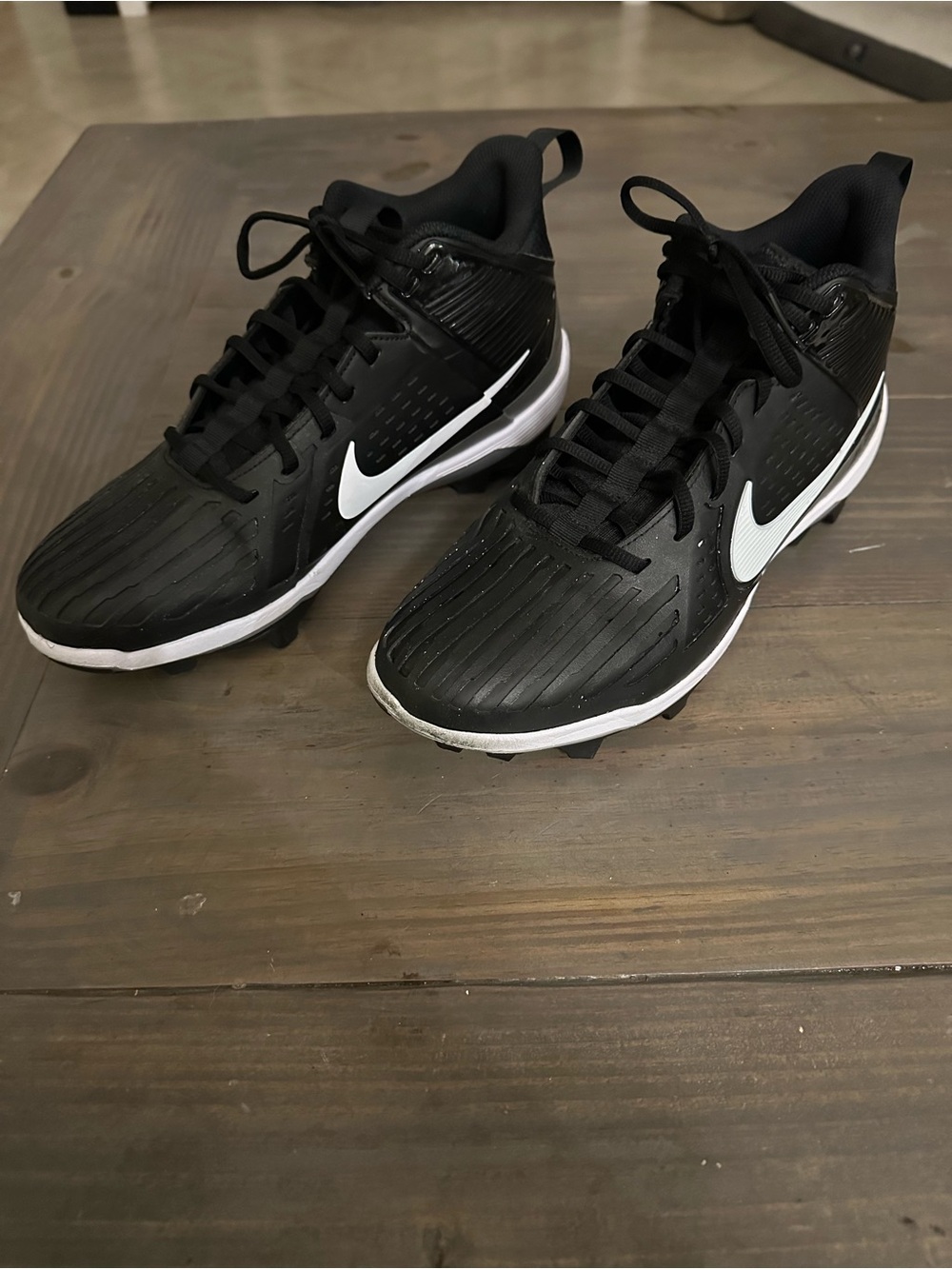 Perfect Condition Nike Men’s Black and White Athletic Cleats Low Top Football 11